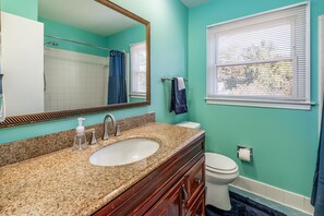 Shower, hair dryer, towels, soap - Centrally Located Spacious Abode (Charlotte)