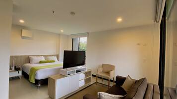 Room, 1 Bedroom, Accessible, Smoking | Living room