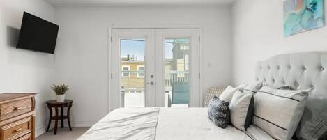 2 bedrooms, in-room safe, desk, iron/ironing board