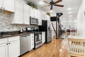 Fridge, microwave, oven, stovetop - Cozy Baltimore Townhome (Baltimore)