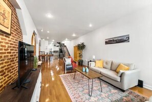 Smart TV, printers - Cozy Baltimore Townhome (Baltimore)