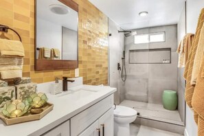 Dusche, Haartrockner, Handtücher