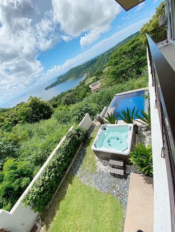 Outdoor spa tub. Breathtaking sea and hill view. 5 mins drive to beach. Pet Friendly.