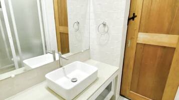 Een douche, een haardroger, een bidet, handdoeken