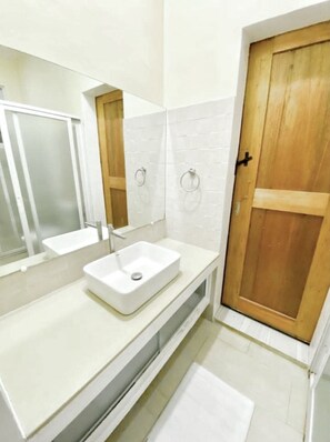 Douche, sèche-cheveux, bidet, serviettes fournies