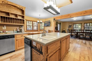 Fridge, microwave, oven, stovetop - Starlight Summit -Walk to Slopes, Hot Tub, Pool Table (Big Bear Lake)