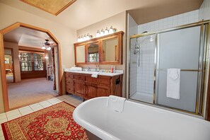 Combined shower/bathtub, hair dryer, towels - Starlight Summit -Walk to Slopes, Hot Tub, Pool Table (Big Bear Lake)