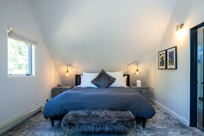 3 bedrooms, iron/ironing board, internet, bed sheets
