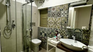 Dusche, Haartrockner, Bidet, Handtücher