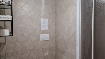 Doccia, soffione a pioggia, asciugacapelli, bidet