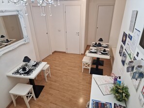 En 24-tommers Flatskjerm-TV med digitale kanaler