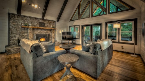 Cider House - Private Pool | Close to Town | Game Room & Firepit