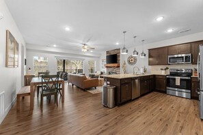 Kjøleskap, mikrobølgeovn, ovn og kokeplater