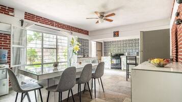 Réfrigérateur, micro-ondes, four