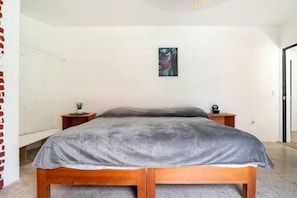 6 bedrooms, desk, free WiFi, bed sheets