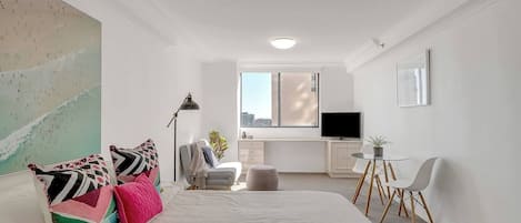 Iron/ironing board, WiFi, bed sheets