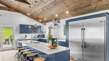 Frigorífic, microones, forn i placa de cuina