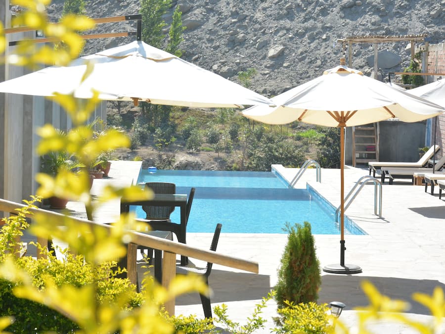 2 buitenzwembaden, parasols bij het zwembad en ligstoelen