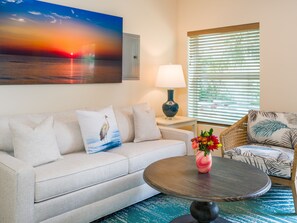 Suite Exécutive, plusieurs lits | Salle de séjour | Télévision à écran plat de 65 pouces avec chaînes numériques