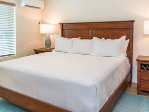 Room 207 - One bedroom suite | Down comforters, in-room safe, desk, laptop workspace - Seaside Villas (Lauderdale-by-the-Sea)