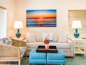 Suite, 1 très grand lit et 1 canapé-lit | Salle de séjour | Télévision à écran plat de 65 pouces avec chaînes numériques