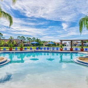 Alberca al aire libre y alberca climatizada