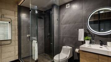 Premium Duplex Loft | Bad | Dusj, regndusjhode, hårføner og håndklær