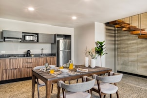 Refrigerador con freezer, microondas, placa de cocina, cafetera expreso