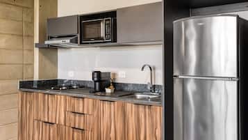 Premium Duplex Loft | Cocina privada | Refrigerador con congelador, microondas y parrilla de estufa