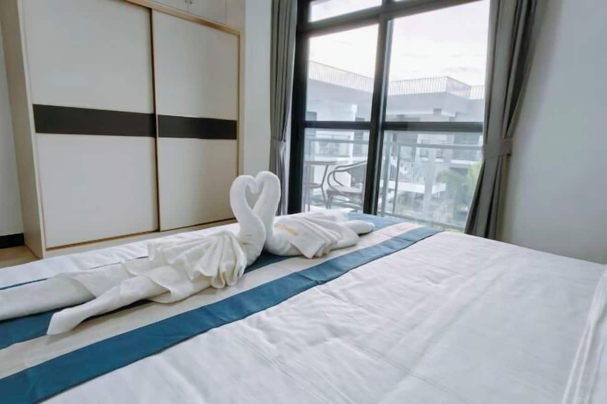 2 bedrooms, in-room safe, individually furnished, blackout drapes