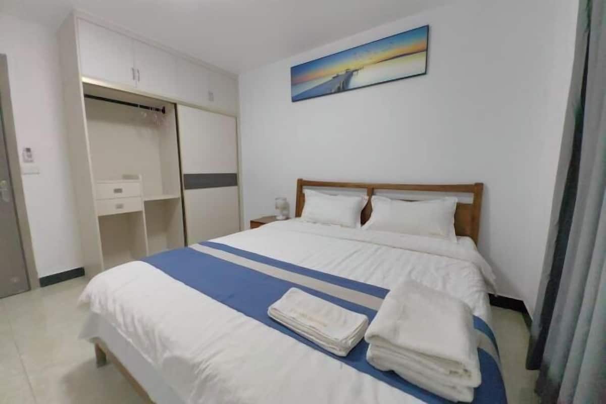 2 bedrooms, in-room safe, individually furnished, blackout drapes