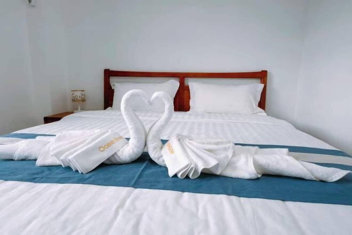 2 bedrooms, in-room safe, individually furnished, blackout drapes