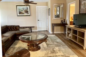 Fernseher, DVD-Player, Stereoanlage, Arbeitsbereiche