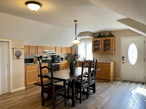 Dining - Cozy Upscale Lake Norman Home. Modern & Spacious. (Mooresville)