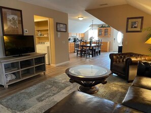 TV, DVD player, stereo, offices - Cozy Upscale Lake Norman Home. Modern & Spacious. (Mooresville)