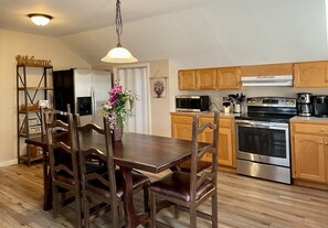 Fridge, microwave, oven, stovetop - Cozy Upscale Lake Norman Home. Modern & Spacious. (Mooresville)