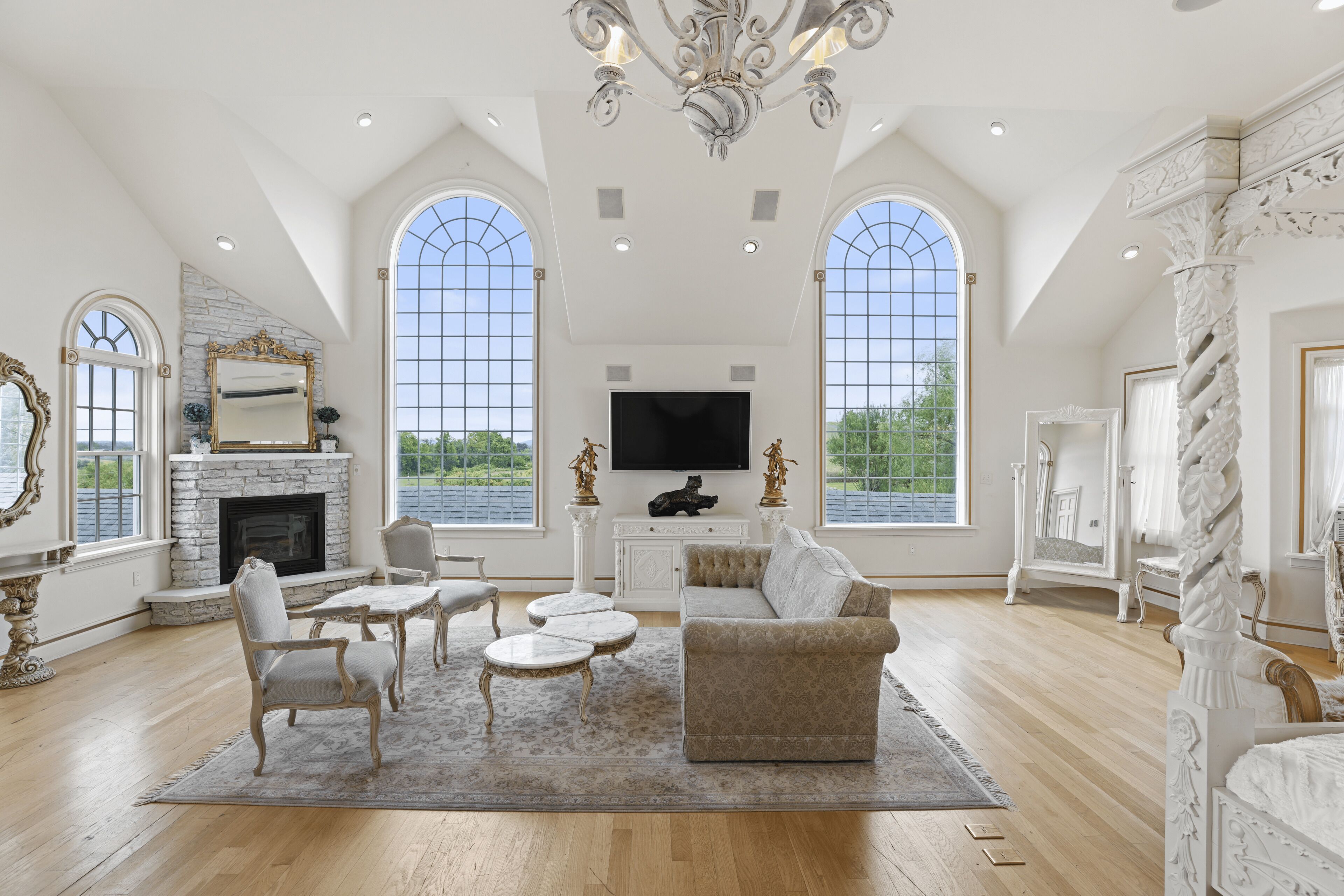 Mount Valley Mansion on Private 200 Acres - Sleeps up to 40 with Pool & Jacuzzi!