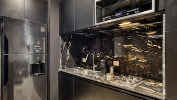 Stylish Apartment with a Private Balcony | 私人廚房 | 大型冰箱、微波爐、爐台、義式濃縮咖啡機