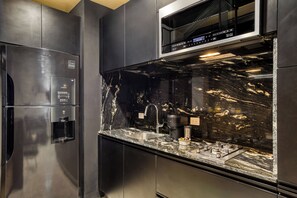 Stylish Apartment with a Private Balcony | 私人厨房 | 大冰箱、微波炉、炉灶、意式浓缩咖啡机