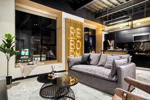 Appartamento Superior | Area soggiorno | Smart TV 55 pollici con canali digitali