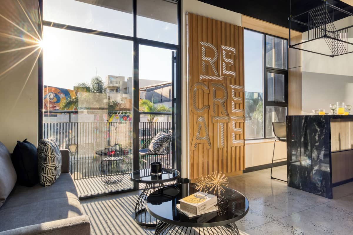 Stylish Apartment with a Private Balcony | Zona de estar | Smart TV de 55 pulgadas con canales digitales