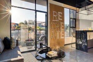 Stylish Apartment with a Private Balcony | 起居区 | 55-英寸智能电视（配备数码频道）