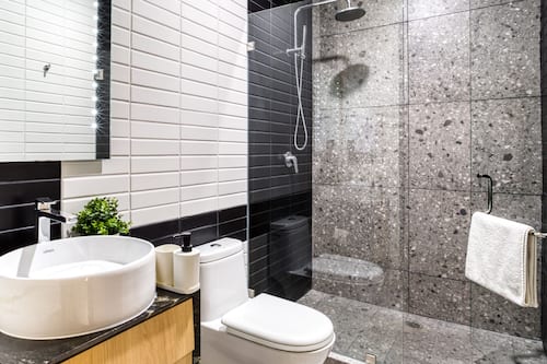 Superior Apartment | Bathroom | Shower, rainfall showerhead, hair dryer, towels