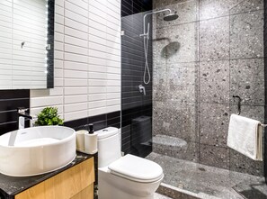 Superior appartement | Badkamer | Een douche, een regendouche, een haardroger, handdoeken