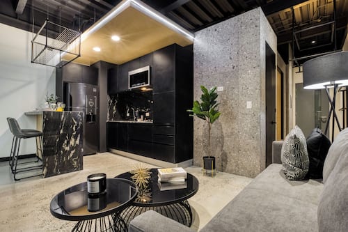 Stylish Apartment with a Private Balcony | Aire de séjour | Téléviseur connecté de 55 po avec télévision numérique