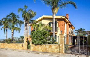 Exterior - Awesome home in Brucoli (Brucoli)