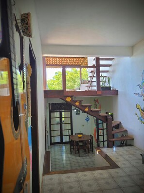 Interior - Sunhouse Ilhabela: Sobrado Divertido, Cheio de Artes, Próximo à Praia e Trilhas (Veloso Ilhabela)