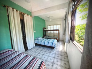 2 bedrooms, WiFi, bed sheets - Sunhouse Ilhabela: Sobrado Divertido, Cheio de Artes, Próximo à Praia e Trilhas (Veloso Ilhabela)