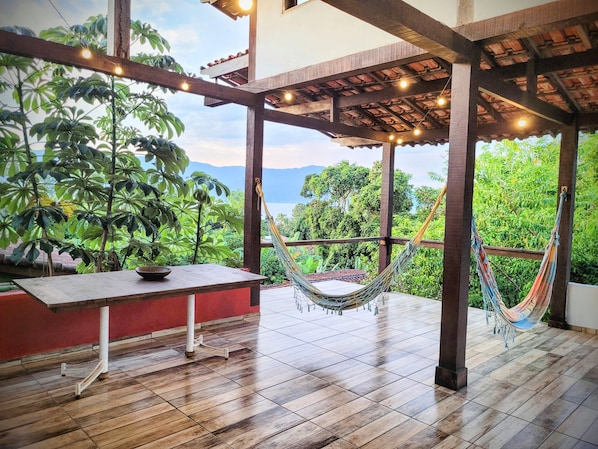 Outdoor dining - Sunhouse Ilhabela: Sobrado Divertido, Cheio de Artes, Próximo à Praia e Trilhas (Veloso Ilhabela)