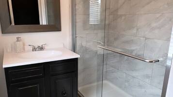 Dusj, hårføner, håndklær og såpe